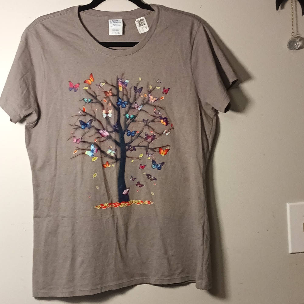 NWOT Butterfly 🦋 In Tree Graphic T